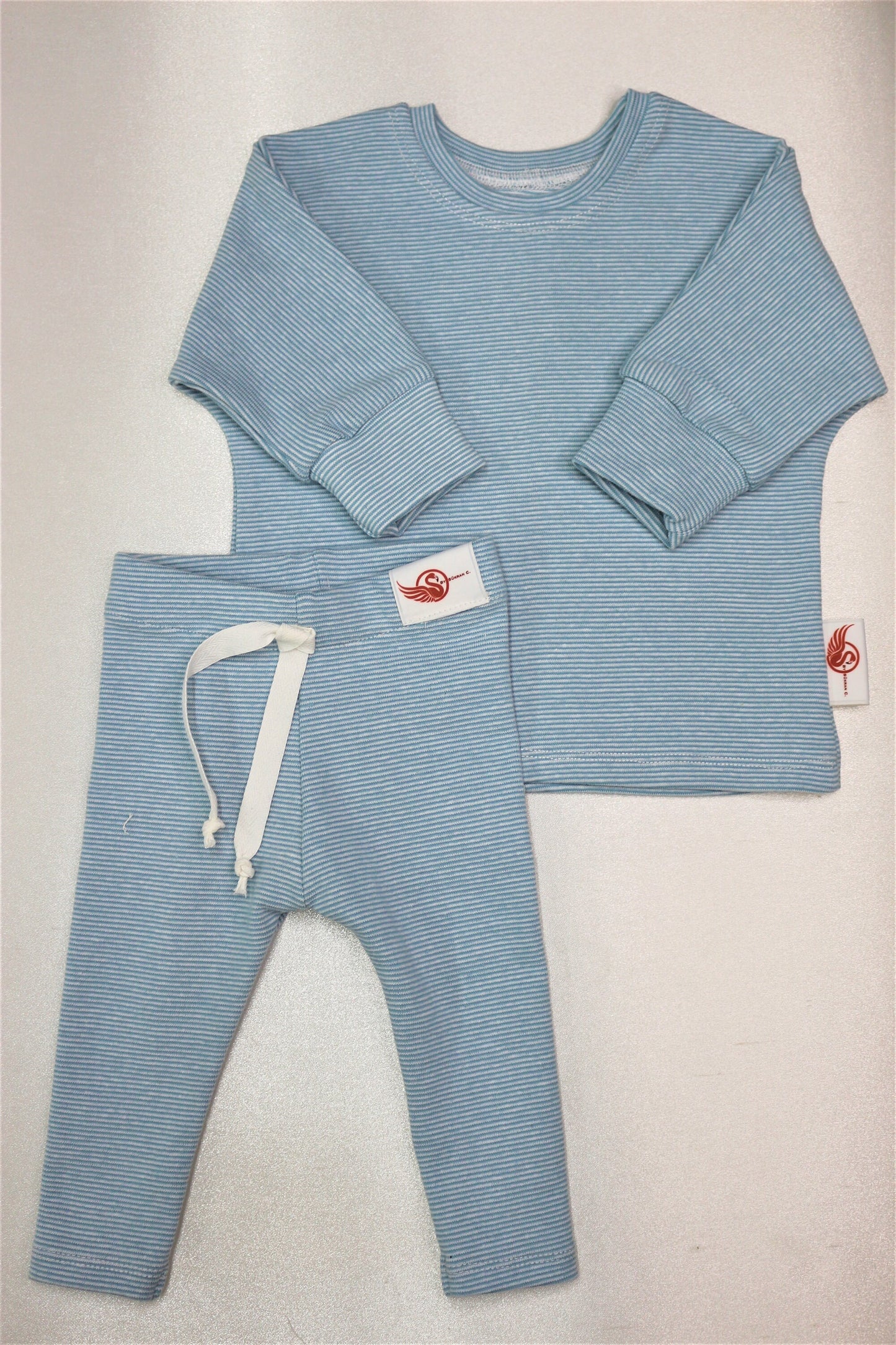 Hellblau gestreiftes Kinder-Set (Leggings, Sweater + Mützchen)